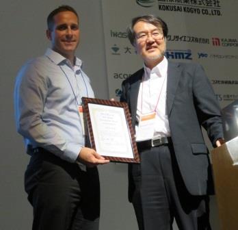 Steven Vick receives prize from Organising Committee Chair Dr Nobuyoshi Yabuki